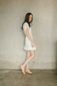 Wrap dress with v-neckline in white made from linen